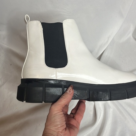 BP. Niya Lug sole Chelsea boot in white - Picture 6 of 11